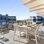 Apartment Retreat 3br With Ocean Views - Fitness, Pool And Wellness Access *