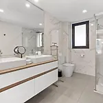 Retreat 3br With Ocean Views - Fitness, Pool And Wellness Access *