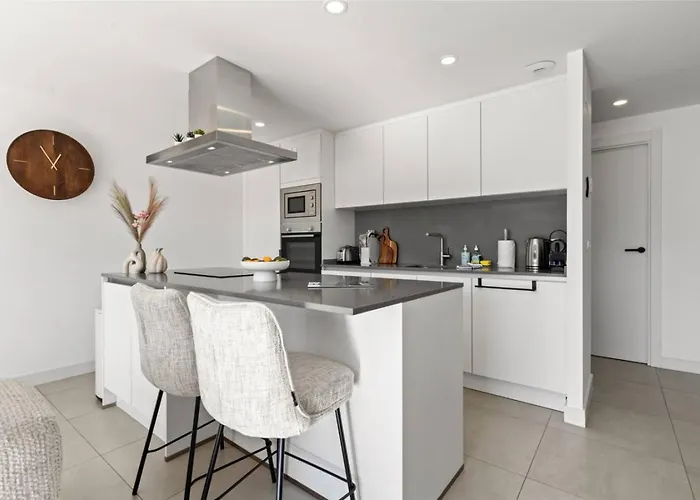 Retreat 3br With Ocean Views And Pool Access