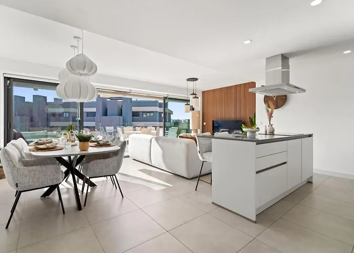 Retreat 3br With Ocean Views And Pool Access * Estepona