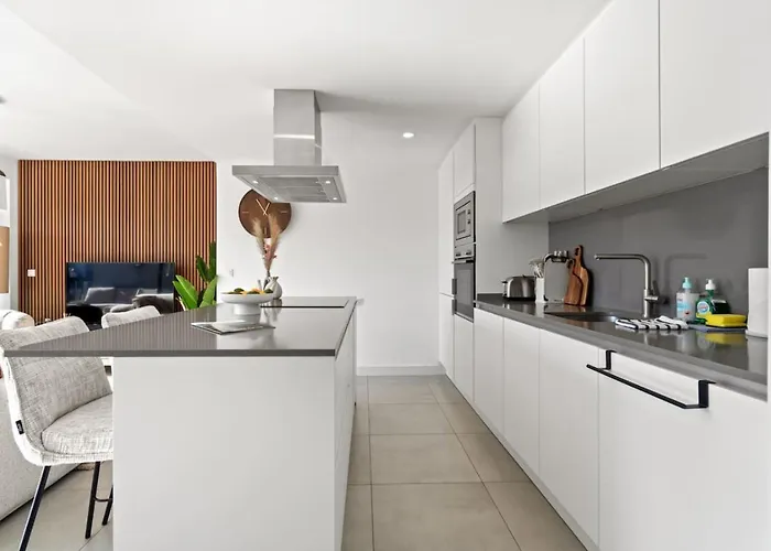 Retreat 3br With Ocean Views And Pool Access *