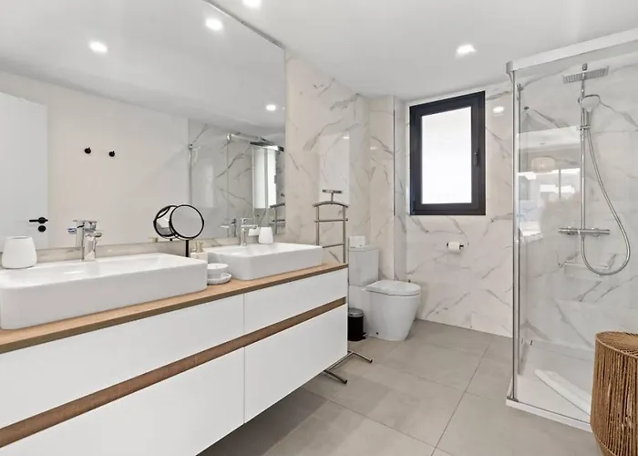 Retreat 3br With Ocean Views And Pool Access *